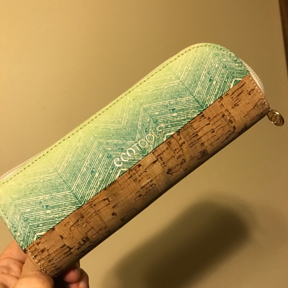 🎋ECOTOOLS BAMBOO MAKEUP BRUSH SET IN ZIPPERED CASE - Picture 2 of 3